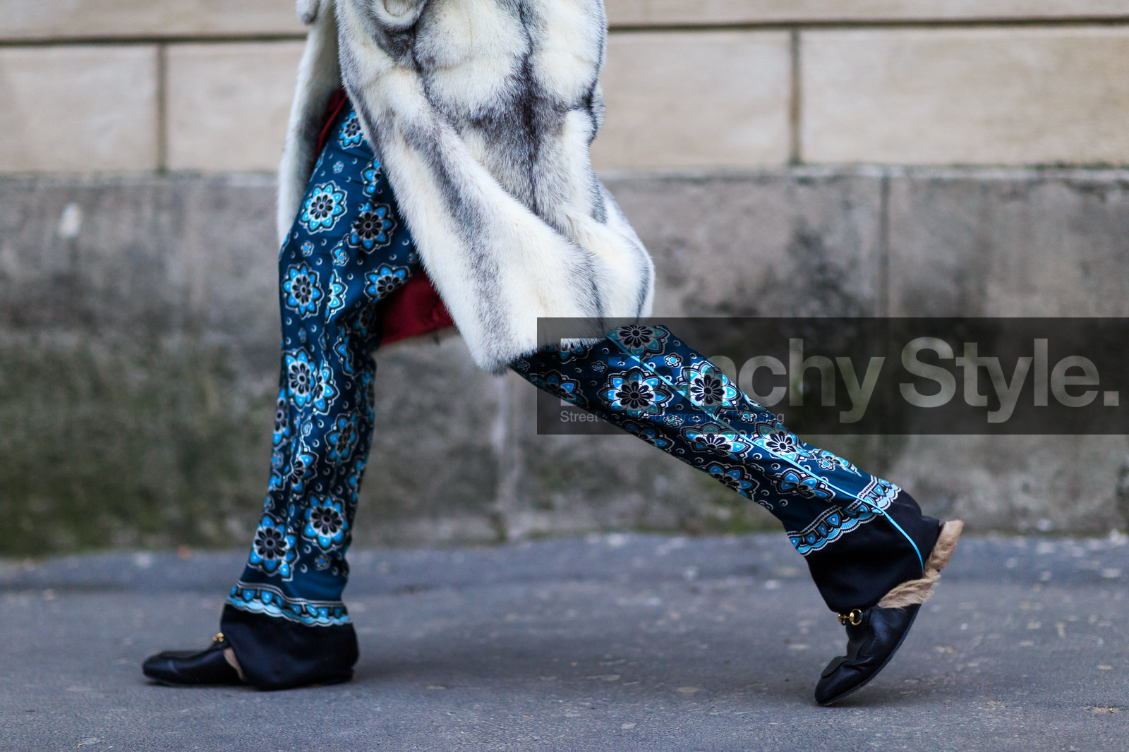 atmosphere details, AUTUMN WINTER 2016-2017, AW 16-17, blue pants, detail, FALL WINTER 2016-2017, fashion week, frenchystyle, fur coat, fur jacket, fur shoes, FW, FW 16-17, graphic pants, gucci, horizontal, jonathan paciullo, leather slippers, LFW, LONDON, MENSWEAR, printed pants, silk pants, street style, trousers, white coat, white fur, white jacket