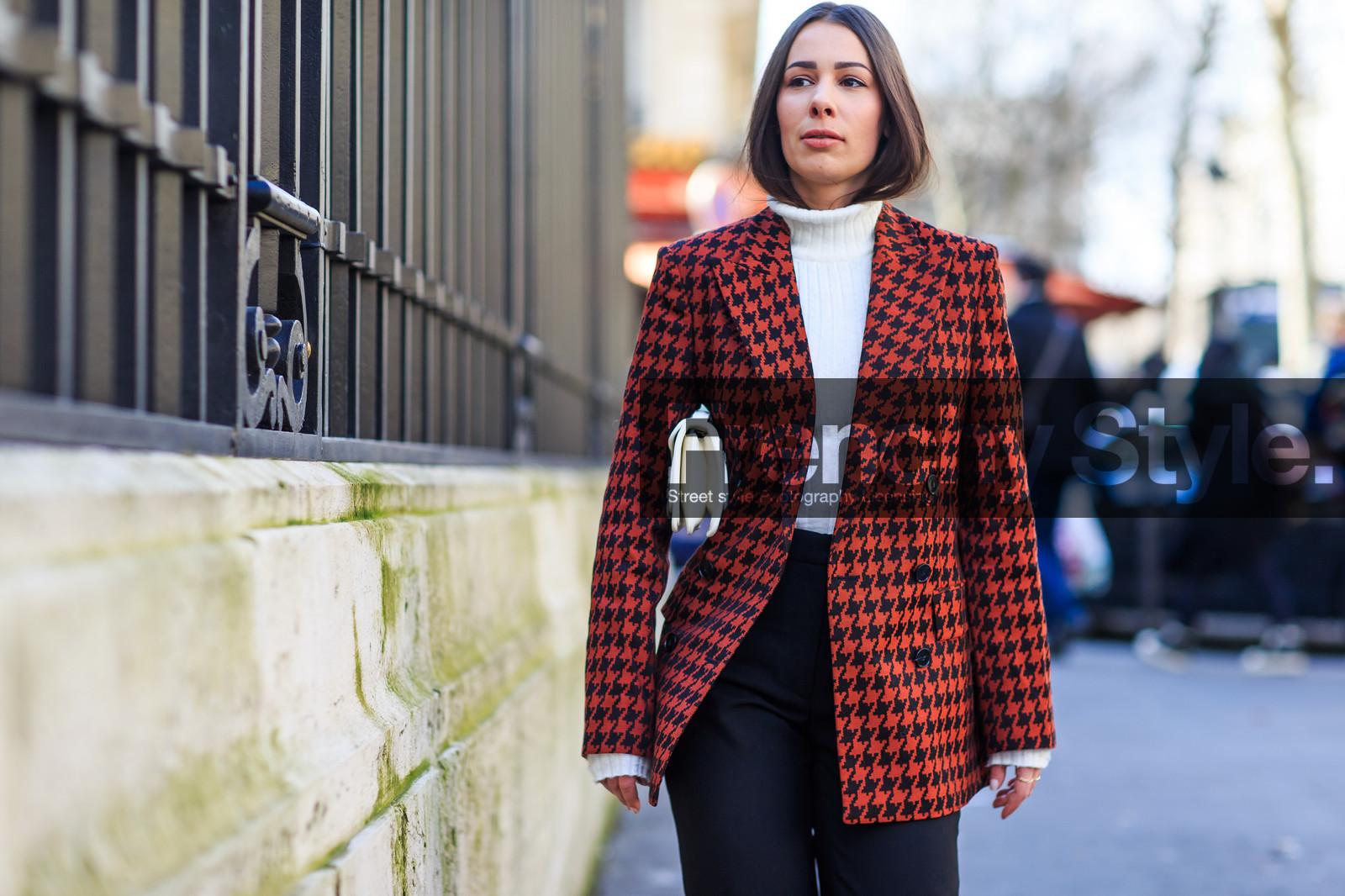 atmosphere details, AUTUMN WINTER 2016-2017, AW 16-17, black pants, blazer, detail, FALL WINTER 2016-2017, fashion week, frenchystyle, FW, FW 16-17, graphic jacket, horizontal, houndstooth pattern, jonathan paciullo, leather bag, PARIS, PFW, printed jacket, red jacket, street style, trousers, turtleneck sweater, white bag, white sweater