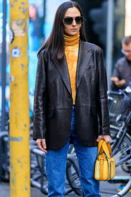 blue jeans, yellow leather bag, striped bag, hand bag, black leather jacket, yellow pullover, turtleneck pullover, tie and dye pullover, aviator sunglasses, metalic frame sunglasses, fashion week, frenchystyle, FW, jonathan paciullo, street style, MFW, MILAN, AUTUMN WINTER 2020-2021, FALL WINTER 2020-2021, FW 20-21, vertical, atmosphere details, detail