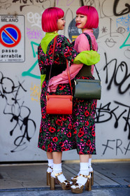 Ami and Aya Suzuki, pink hair, dyed hair, pink dress, floral printed dress, red leather bag, marni bag, shoulder bag, kaki leather bag, neon green dress, long sleeves dress, pink shirt, neon green shirt, short sleeves dress, sleeveless dress, belted dress, marni dress, marni shirt, marni look, marni belt, white socks, golden sandals, platform sandals, fashion week, frenchystyle, FW, jonathan paciullo, street style, MFW, MILAN, AUTUMN WINTER 2020-2021, FALL WINTER 2020-2021, FW 20-21, vertical, atmosphere details, detail