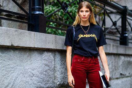 atmosphere details, black t shirt, corduroy, detail, fashion week, frenchystyle, FW, horizontal, jonathan paciullo, leather bag, NEW YORK, NYFW, printed t shirt, red pants, SPRING SUMMER 2018, SS 18, street style, trousers, veronika heilbrunner