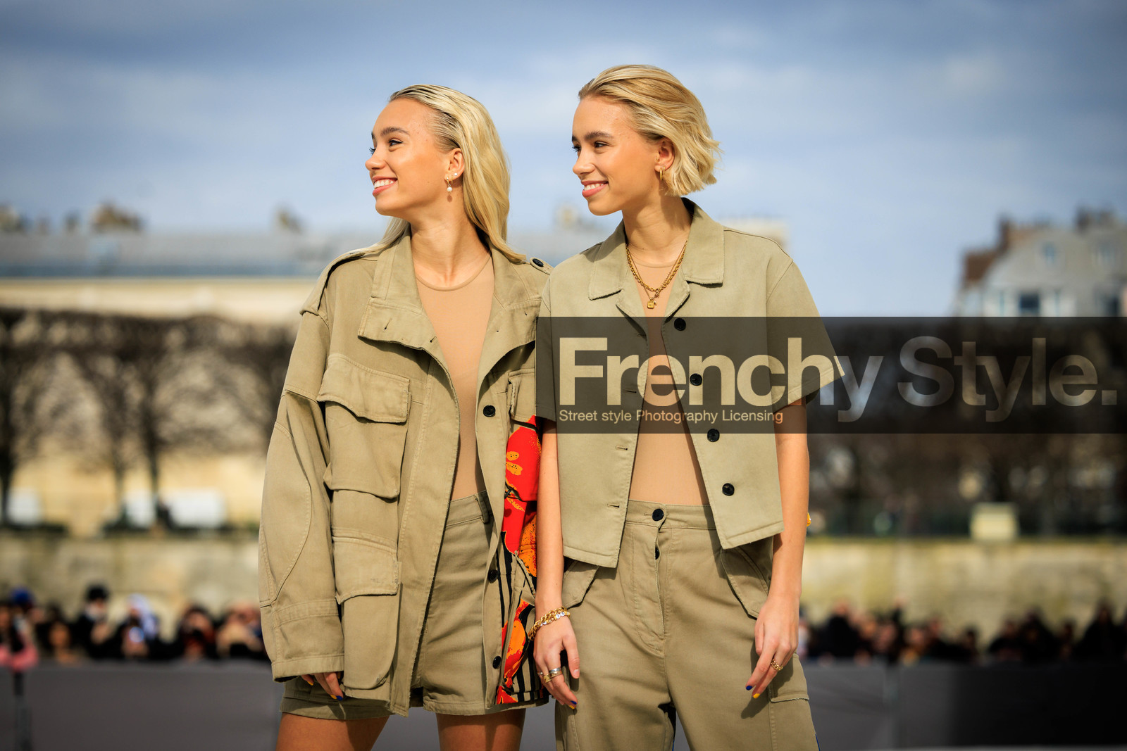 beige full look, dior look, beige pocket jacket, beige short, cargo pants, printed pants, beige pants, short hair, blond hair, cropped shirt, buttoned shirt, beige shirt, red print jacket, Lena Mantler & Lisa Mantle, fashion week, frenchystyle, FW, jonathan paciullo, street style, AUTUMN WINTER 2022-2023, FALL WINTER 2022_2023, FW 22-23, PFW, PARIS, horizontal, atmosphere details, detail