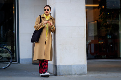 beige coat, black bag, black shoes, black sneakers, converse, graphic pants, leather bag, leather shoes, printed pants, red pants, striped pants, sunglasses, tote bag, trousers, yellow sweater, fashion week, frenchystyle, FW, jonathan paciullo, street style, LFW, LONDON, AUTUMN WINTER 2018-2019, AW 18-19, FALL WINTER 2018-2019, FW 18-19, horizontal, atmosphere details, full length