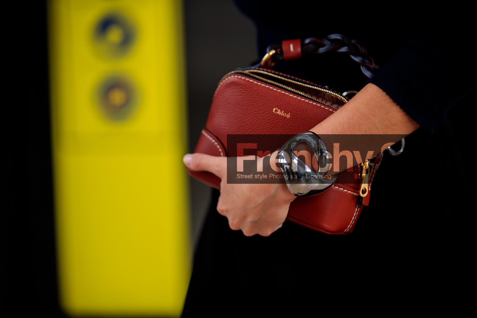 silver bracelet, big bracelet, camel leather bag, chloe bag, close up detail, bag detail, jewel close up, bracelet details, red leather bag, big bangle, fashion week, frenchystyle, FW, jonathan paciullo, street style, PFW, PARIS, SPRING SUMMER 2021, SS 21, horizontal, atmosphere details, detail