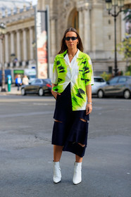 alice & j.s, alice barbier, neon yellow shirt, tie and dye shirt, prada shirt, short sleeves shirt, white shirt, armani sunglasses, futurist shape sunglasses, black skirt, openwork skirt, white leather boots, low boots, mid long skirt, PARIS, PFW, SPRING SUMMER 2020, SS 20, fashion week, frenchystyle, FW, jonathan paciullo, street style, vertical, full length