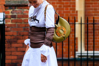atmosphere details, detail, fashion week, frenchystyle, FW, green bag, horizontal, jonathan paciullo, leather bag, LFW, loewe, LONDON, SPRING SUMMER 2017, SS 17, street style, trousers, woman