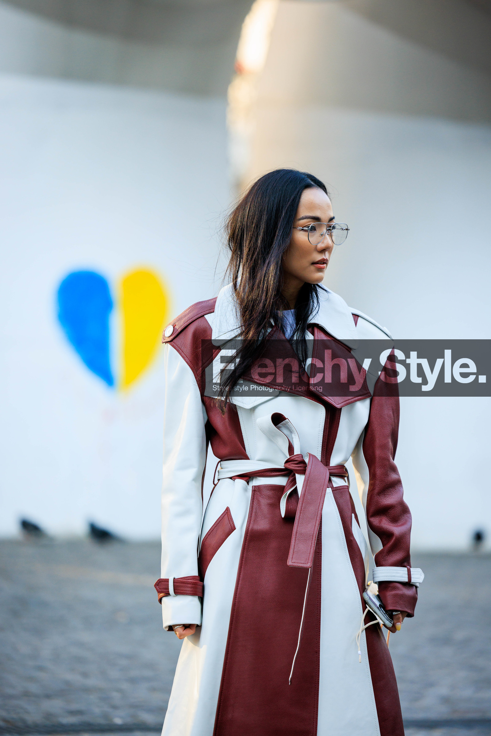 dual toned coat, burgundy trench, white trench, glasses, yoyo cao, street style, jonathan paciullo, FW, frenchystyle, fashion week, AUTUMN WINTER 2022-2023, FALL WINTER 2022_2023, FW 22-23, PFW, PARIS, vertical, detail