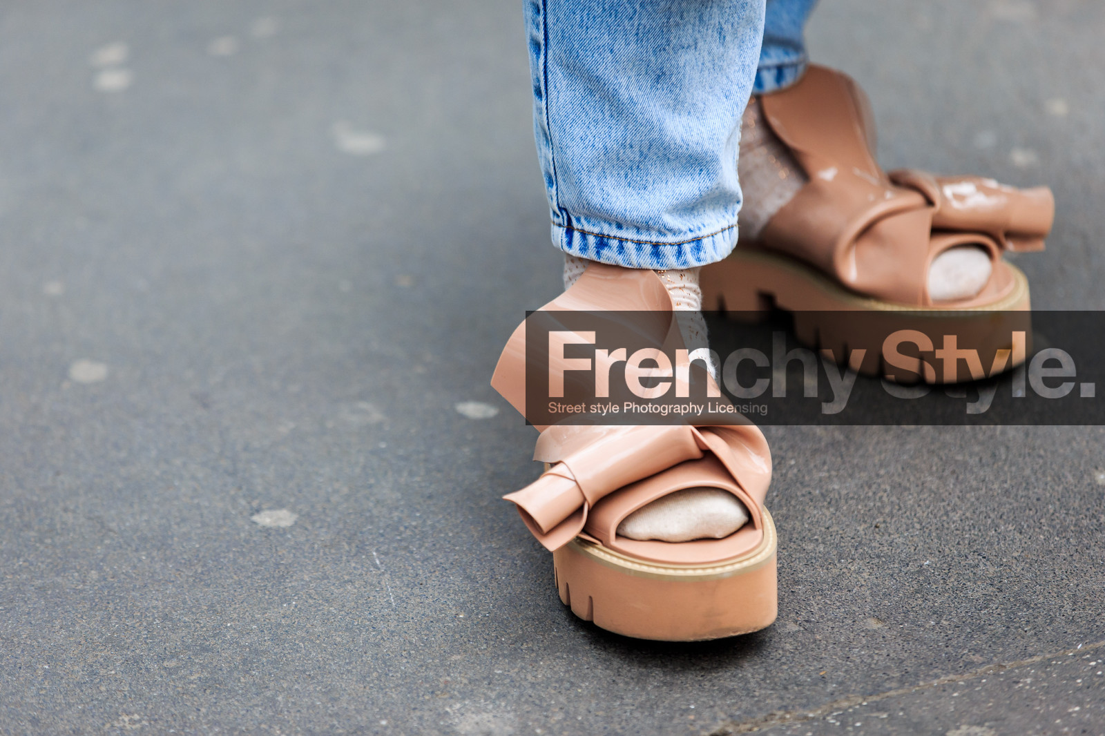 atmosphere details, AUTUMN WINTER 2016-2017, AW 16-17, blue denim, denim pants, detail, FALL WINTER 2016-2017, fashion week, frenchystyle, FW, FW 16-17, horizontal, jeans, jonathan paciullo, leather shoes, LFW, LONDON, MENSWEAR, nude sandals, open toe, pink shoes, street style, trousers, varnished leather shoes