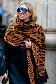 camel scarf, striped scarf, woolen scarf, white sunglasses, futurist shape sunglasses, mirror sunglasses, big sunglasses, fashion week, frenchystyle, FW, jonathan paciullo, street style, NYFW, NEW YORK, AUTUMN WINTER 2020-2021, FALL WINTER 2020-2021, FW 20-21, vertical, atmosphere details, detail