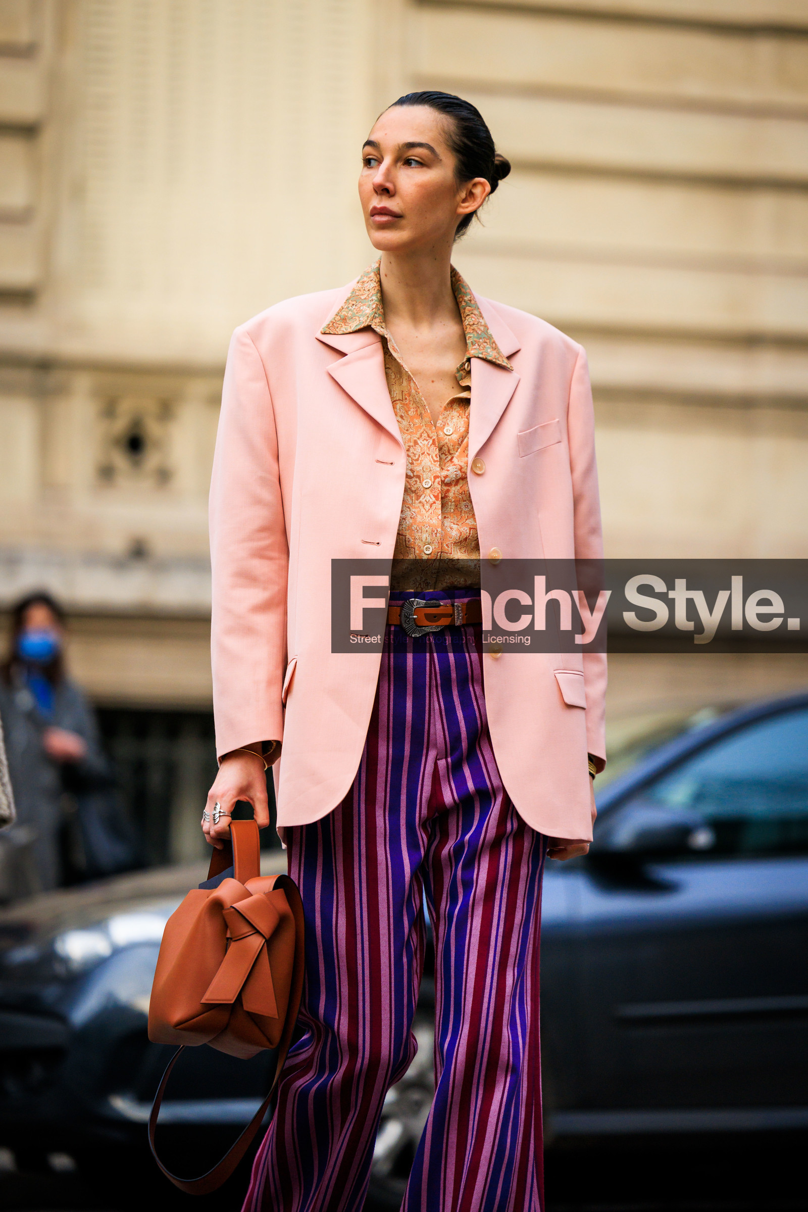 salmon pink blazer, brown bag, acne studios bag, stripes pants, purple pants, multicolor trousers, brown belt, printed shirt, flowered shirt, estelle pigault, street style, jonathan paciullo, FW, frenchystyle, fashion week, AUTUMN WINTER 2022-2023, FALL WINTER 2022_2023, FW 22-23, PFW, PARIS, vertical, detail