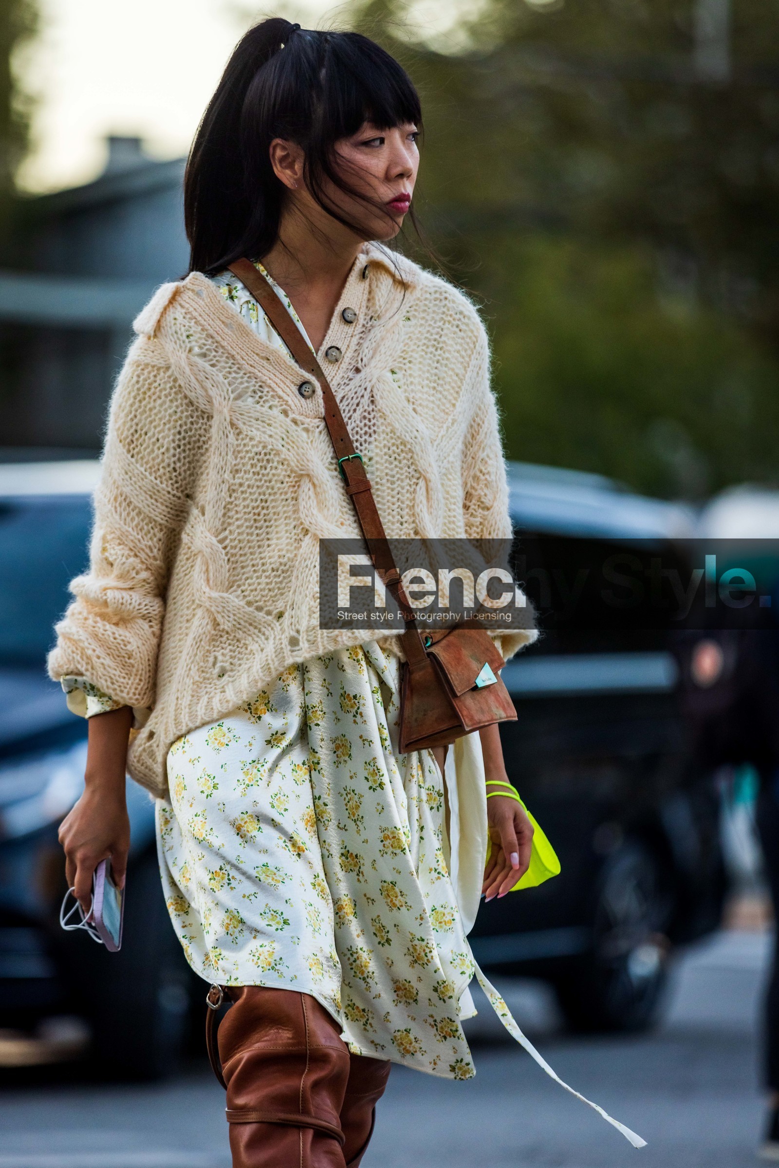 acne studios bag, acne studios look, bag, beige dress, beige knitwear, boots, brown boots, crossbody bag, dress, floral print, flower, high boots, knitwear, leather boots, orange bag, print, printed dress, Susie Lau, twisted knitwear, street style, jonathan paciullo, FW, frenchystyle, fashion week, PFW, PARIS, SPRING SUMMER 2022, SS 22, vertical, atmosphere details