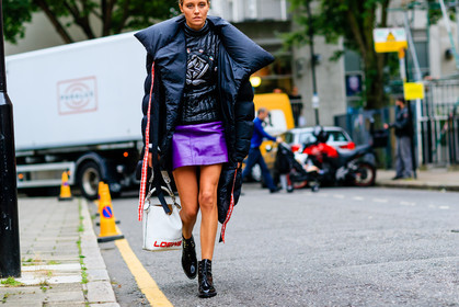 atmosphere details, black boots, black coat, detail, down jacket, fashion week, frenchystyle, FW, horizontal, jonathan paciullo, leather bag, leather boots, leather shoes, leather skirt, LFW, loewe, LONDON, oversize, printed bag, purple skirt, SPRING SUMMER 2017, SS 17, street style, white bag, woman