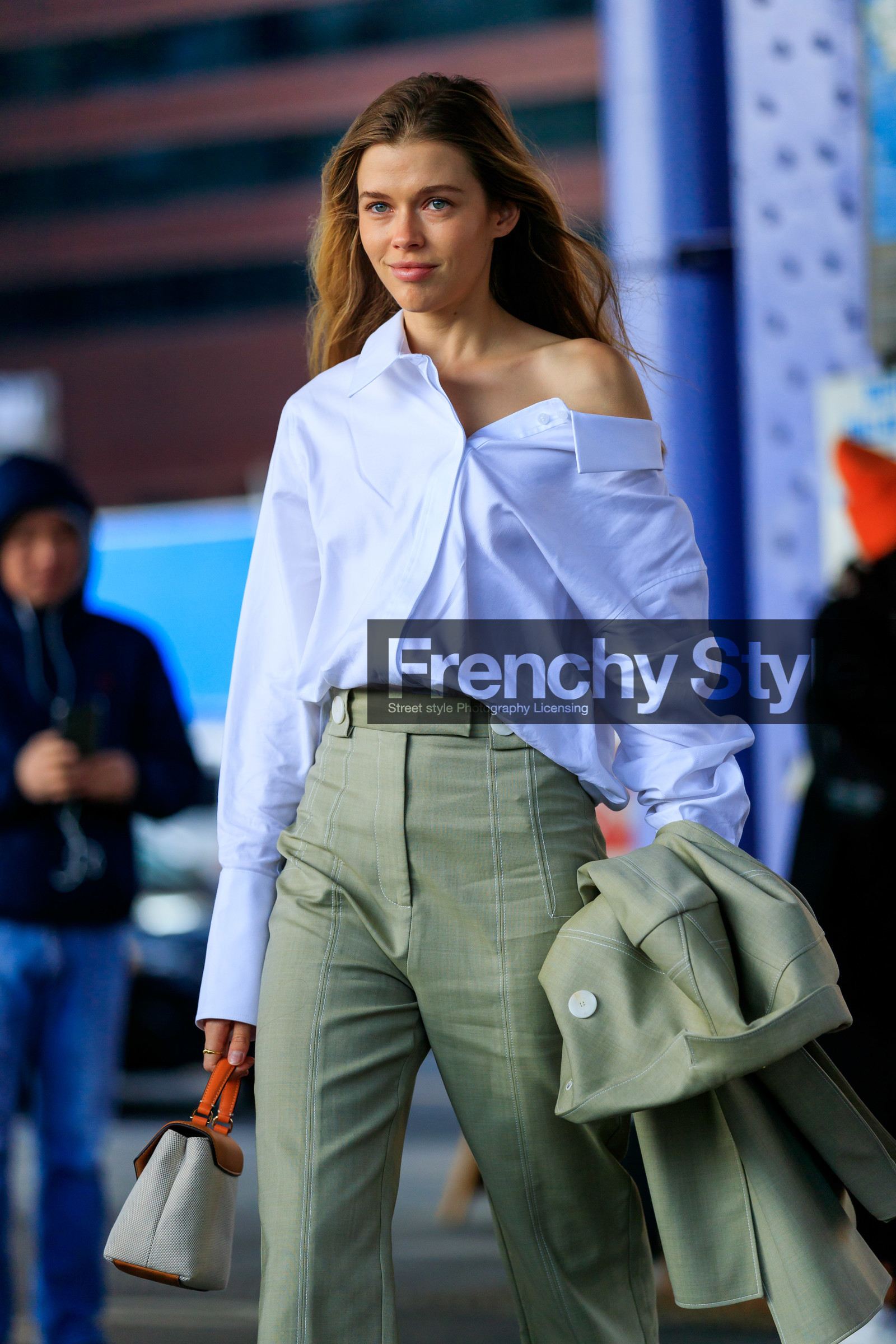 beige coat, blazer, green jacket, green pants, off the shoulder, trousers, white shirt, street style, jonathan paciullo, frenchystyle, NYFW, NEW YORK, AUTUMN WINTER 2019-2020, AW 19-20, FALL WINTER 2019-2020, FW 19-20, fashion week, FW, vertical, atmosphere details, detail
