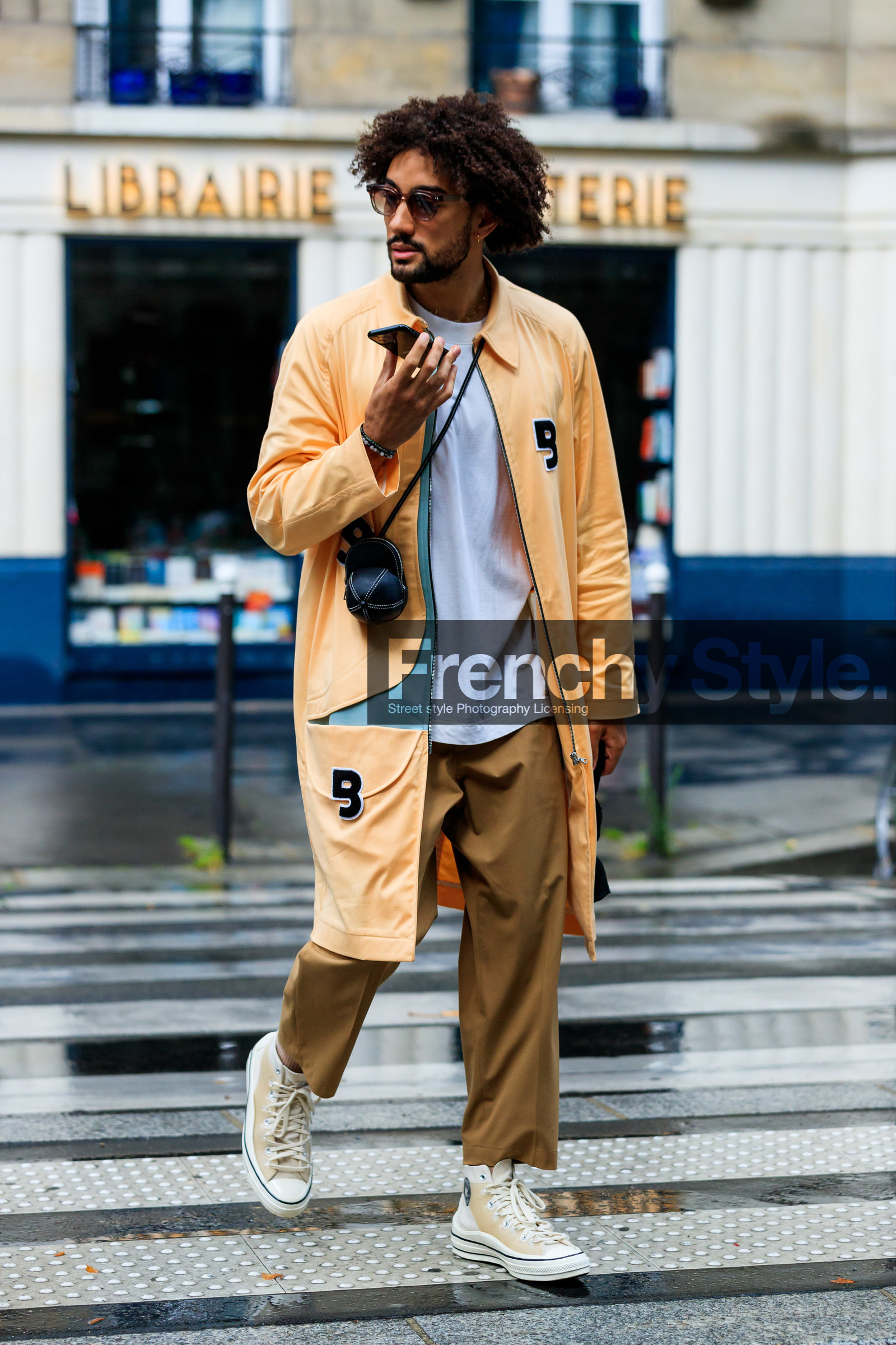 orange jacket, orange trench coat, zipped jacket, long jacket, white t-shirt, white sneakers, converse shoes, high sneakers, camel pants, loose pants, crossbody bag, mini bag, cap, black bag, black leather bag, j w anderson bag, fashion week, frenchystyle, FW, jonathan paciullo, street style, PFW, PARIS, AUTUMN WINTER 2021-2022, FALL WINTER 2021-2022, FW 21-22, vertical, full length