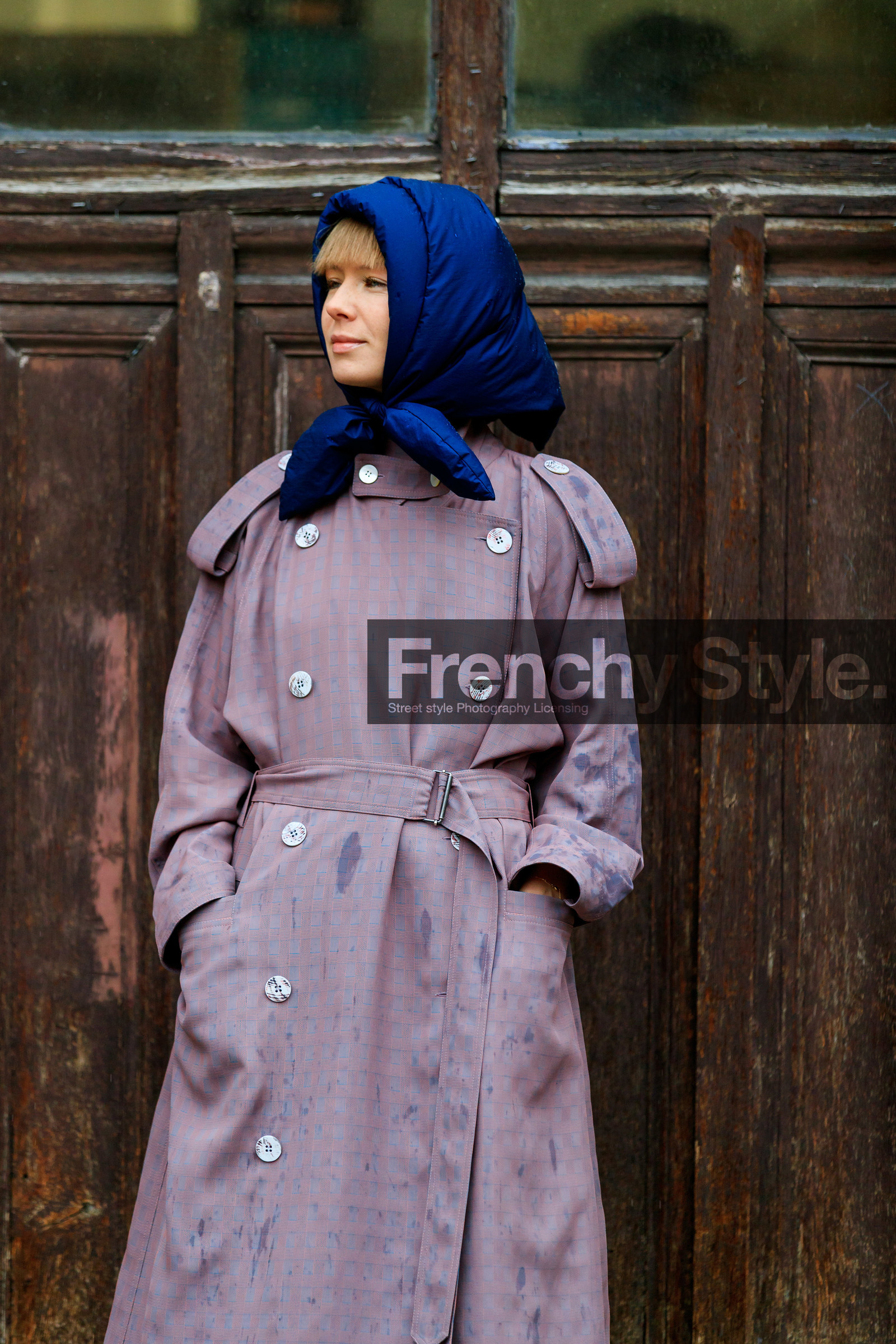 navy blue scarf, hair scarf, quilted scarf, purple trenchcoat, belted trench coat, checked trench coat, fashion week, frenchystyle, FW, jonathan paciullo, street style, PFW, PARIS, vertical, atmosphere details, detail