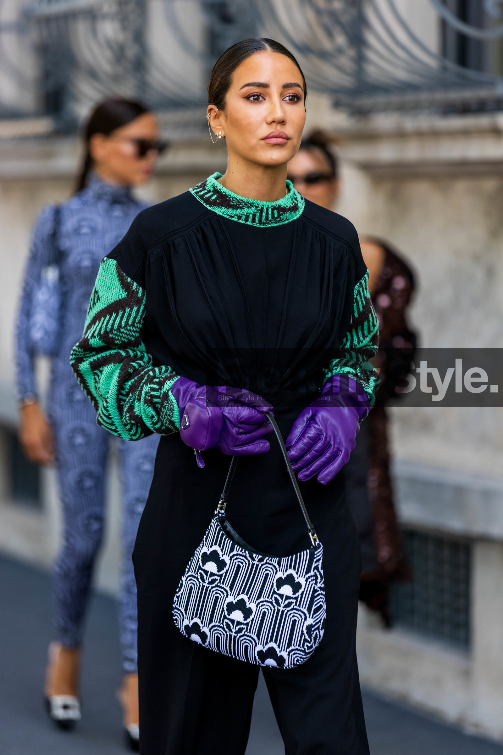 bicolor bag, black jumpsuit, fluid jumpsuit, color, glooves, prada glooves, prada look, printed bag, printed top, purple glooves, Tamara Kalinic, print, fashion week, frenchystyle, FW, jonathan paciullo, street style, SPRING SUMMER 2022, SS 22, MFW, MILAN, vertical, atmosphere details