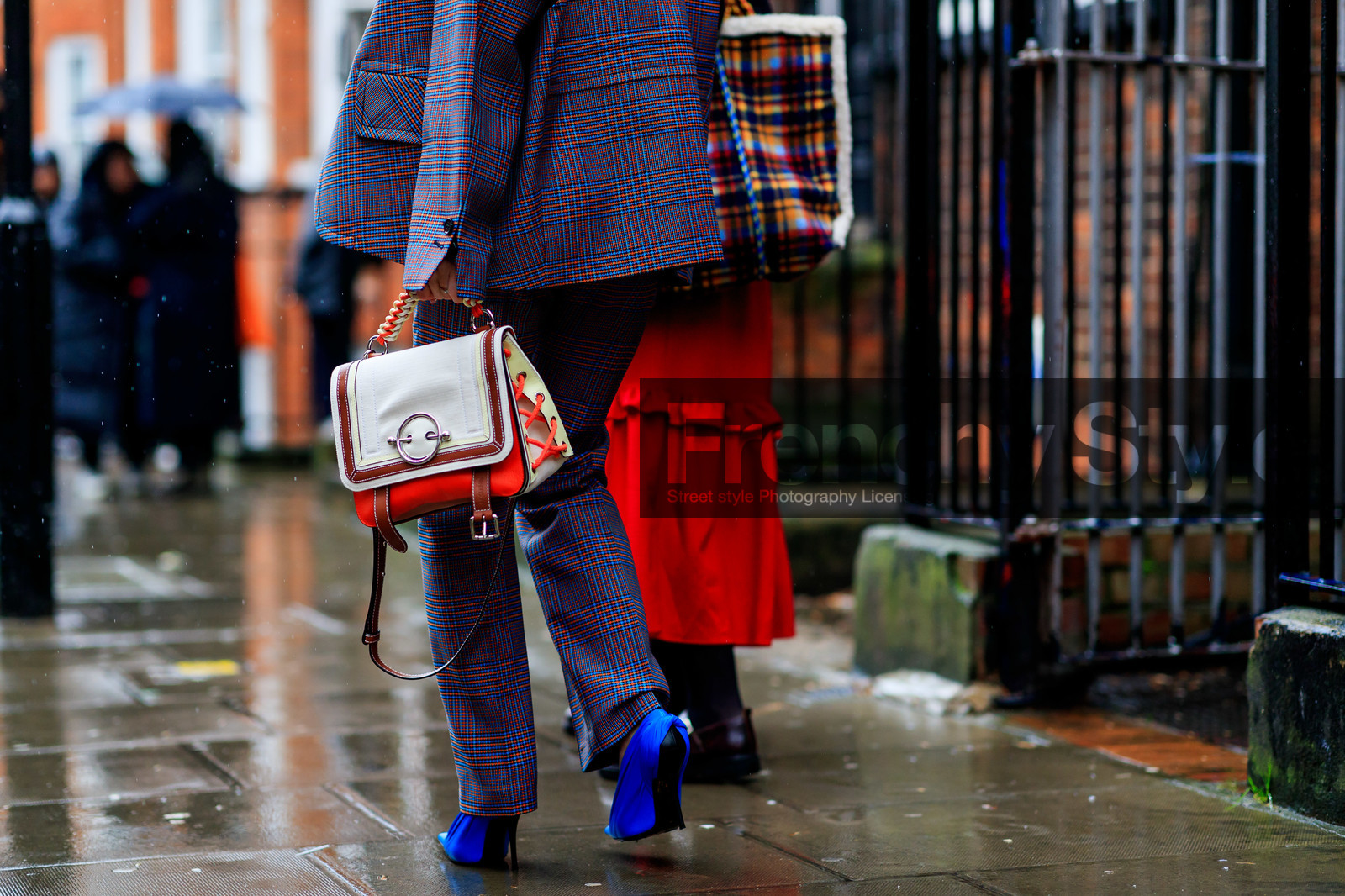 balenciaga, beige top, blue shoes, checked, graphic bag, graphic jacket, graphic pants, grey jacket, grey pants, grey suit, high heels, jw anderson, leather bag, leather shoes, plaid, printed bag, printed jacket, printed pants, Tiffany Hsu, trousers, white bag, LONDON, LFW, fashion week, frenchystyle, FW, jonathan paciullo, street style, AUTUMN WINTER 2019-2020, AW 19-20, FW 19-20, FALL WINTER 2019-2020, horizontal, atmosphere details, detail