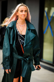 pink californian hairstyle, dark green leather trench coat, beads necklaces, black leather banana bag, fashion week, frenchystyle, FW, jonathan paciullo, street style, NYFW, NEW YORK, AUTUMN WINTER 2022-2023, FALL WINTER 2022_2023, FW 22-23, vertical, atmosphere details