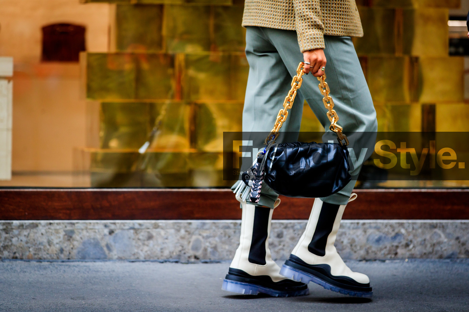 beige jacket, checked jacket, kaki pants, black leather bag, big chain strap bag, golden chain strap bag, white leather boots, chelsea boots, big sole boots, flat boots, bottega veneta bag, bottega veneta shoes, low boots, street style, jonathan paciullo, FW, frenchystyle, fashion week, MFW, MILAN, SPRING SUMMER 2021, SS 21, horizontal, atmosphere details, detail