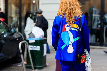 animal print, atmosphere details, AUTUMN WINTER 2017-2018, AW 17-18, back detail, blue jacket, blue pants, detail, drawings, FALL WINTER 2017-2018, fashion week, frenchystyle, FW, FW 17-18, graphic jacket, horizontal, jonathan paciullo, leather bag, louis vuitton, MFW, MILAN, printed jacket, red bag, street style, trousers