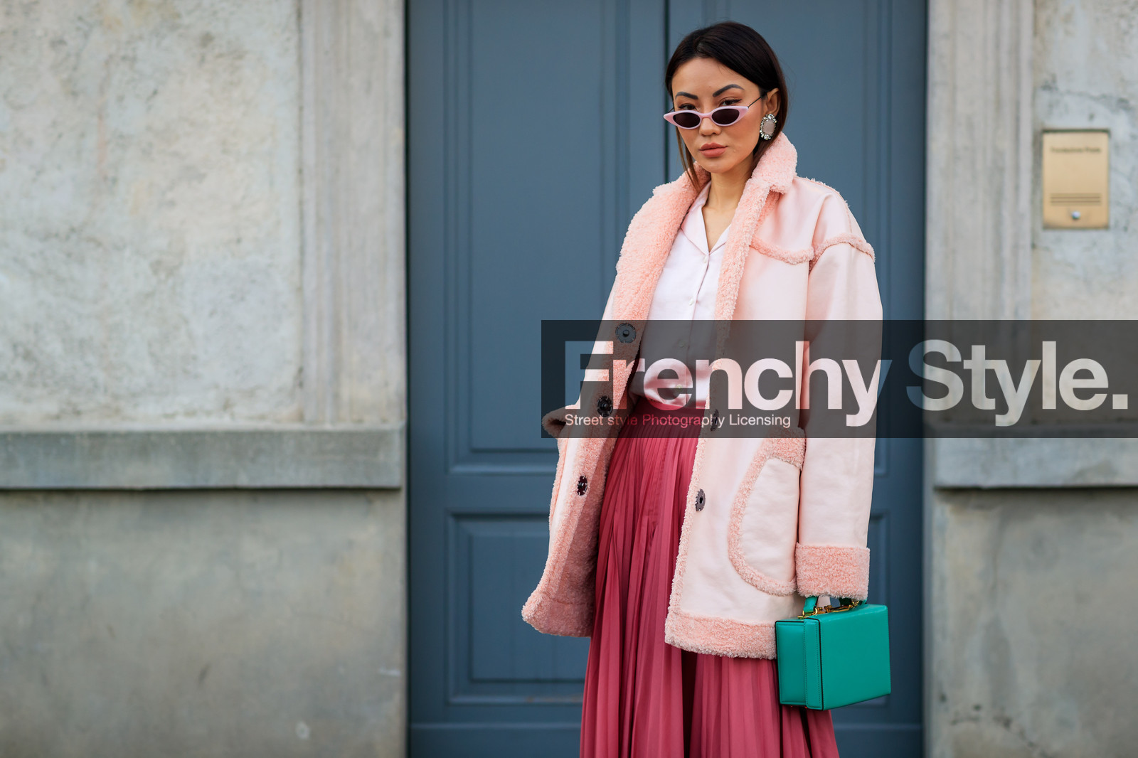 blue bag, leather bag, leather jacket, pink jacket, pink skirt, pleated skirt, shearling, sunglasses, white shirt, fashion week, frenchystyle, FW, jonathan paciullo, street style, MFW, MILAN, AUTUMN WINTER 2018-2019, FALL WINTER 2018-2019, FW 18-19, horizontal, atmosphere details