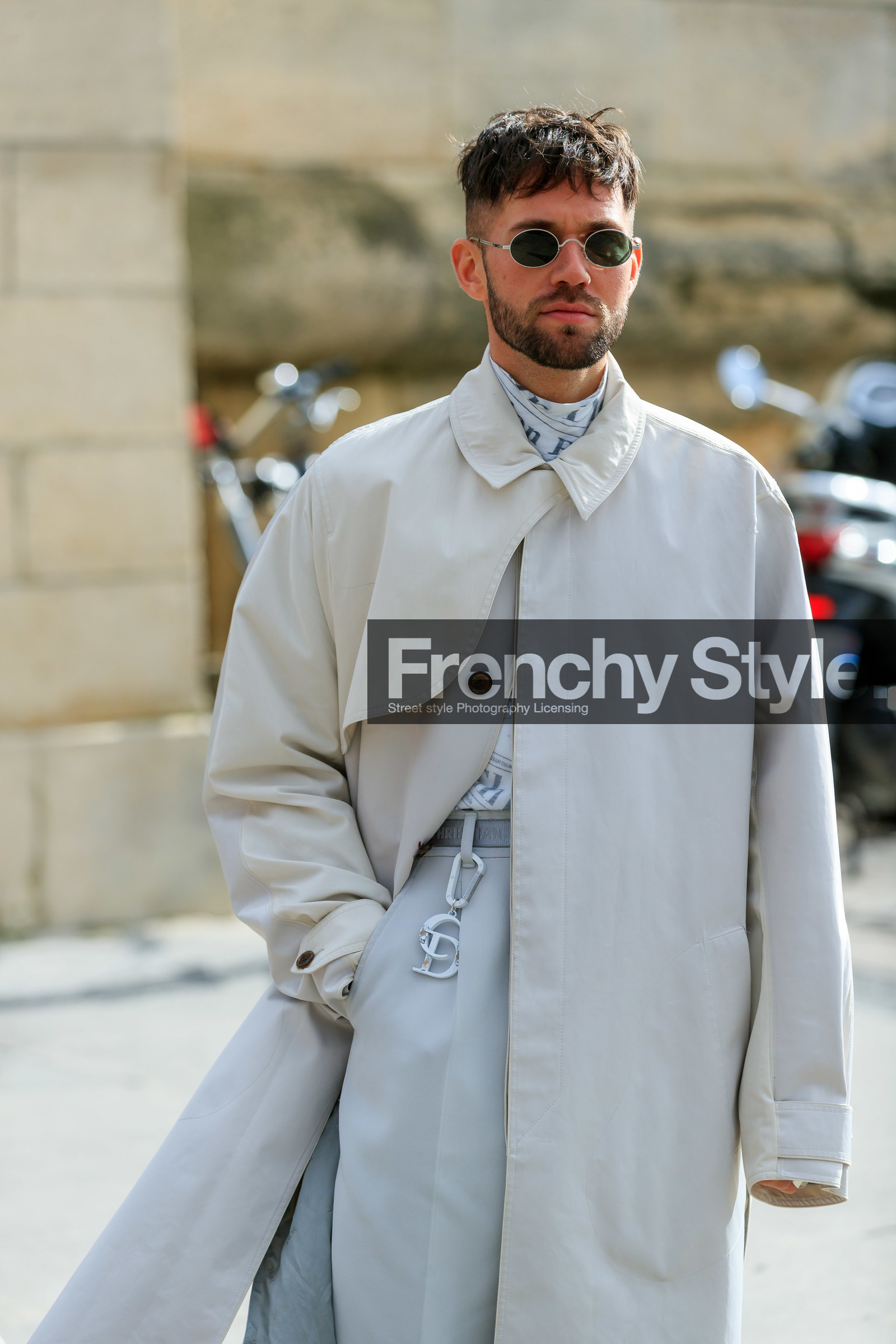 alice & j.s, JS roques, white trench coat, white top, light grey pants, metalic frame sunglasses, round shape sunglasses, small sunglasses, dior sunglasses, turtleneck top, fashion week, frenchystyle, FW, jonathan paciullo, street style, PFW, PARIS, AUTUMN WINTER 2020-2021, FALL WINTER 2020-2021, FW 20-21, vertical, atmosphere details, detail