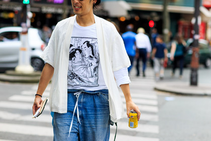 atmosphere details, back detail, beret, black hat, blue denim, denim pants, detail, drawings, fashion week, frenchystyle, FW, horizontal, jeans, jonathan paciullo, kimono, kimono vest, MENSWEAR, PARIS, PFW, printed t shirt, SPRING SUMMER 2017, SS 17, street style, supreme, trousers, white coat, white jacket, white t shirt