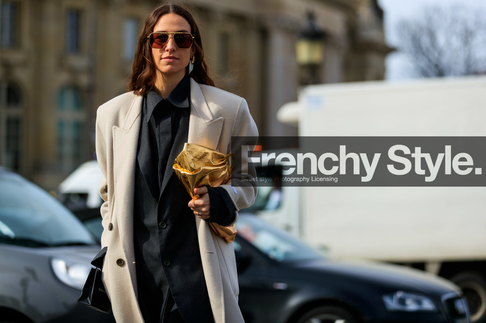 erika boldrin, light beige coat, golden clutch, metalic frame sunglasses, bottega veneta sunglasses, aviator sunglasses, geometric shape glasses, dark grey jacket, dark grey shirt, golden earrings, white earrings, dangling earrings, golden rings, cartier ring, fashion week, frenchystyle, FW, jonathan paciullo, street style, PFW, PARIS, horizontal, atmosphere details, detail