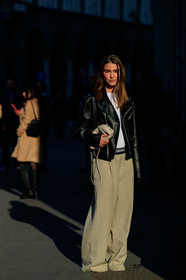 sophia roe, black leather perfecto, light beige leather bag, light beige pants, light beige leather clutch, plaited bag, plaited clutch, plaited leather bag, bottega veneta bag, tailored pants, loose pants, white t-shirt, celine pants, fashion week, frenchystyle, FW, jonathan paciullo, street style, MFW, MILAN, AUTUMN WINTER 2020-2021, FALL WINTER 2020-2021, FW 20-21, vertical, full length