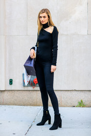 asymetric, black boots, black pants, black shoes, black sweater, fashion week, frenchystyle, full length, FW, grace elizabeth, high heels, jonathan paciullo, leather bag, leather shoes, model, NEW YORK, NYFW, SPRING SUMMER 2018, SS 18, street style, tone on tone, total look black, trousers, vertical