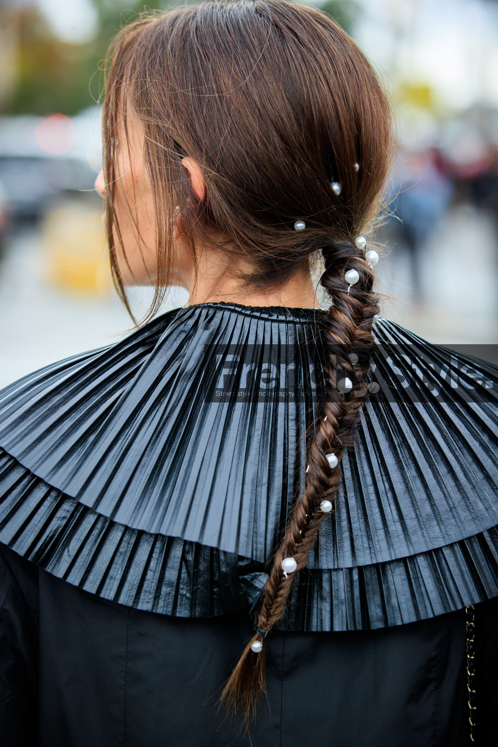 chloe loulou de saison, black cape, collar details, pleated collar, back details, hair details, hair clip, pearl detail, pearl pin, pearl hair clip, plaited hair, PARIS, PFW, fashion week, frenchystyle, FW, jonathan paciullo, street style, SPRING SUMMER 2021, SS 21, vertical, atmosphere details, detail