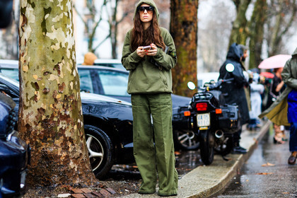 atmosphere details, AUTUMN WINTER 2016-2017, AW 16-17, erika boldrin, FALL WINTER 2016-2017, fashion week, frenchystyle, full length, FW, FW 16-17, green pants, green sweater, hood, hoodie, horizontal, jonathan paciullo, kaki pants, kaki sweater, LFW, LONDON, MENSWEAR, street style, sunglasses, tone on tone, total look green, total look kaki