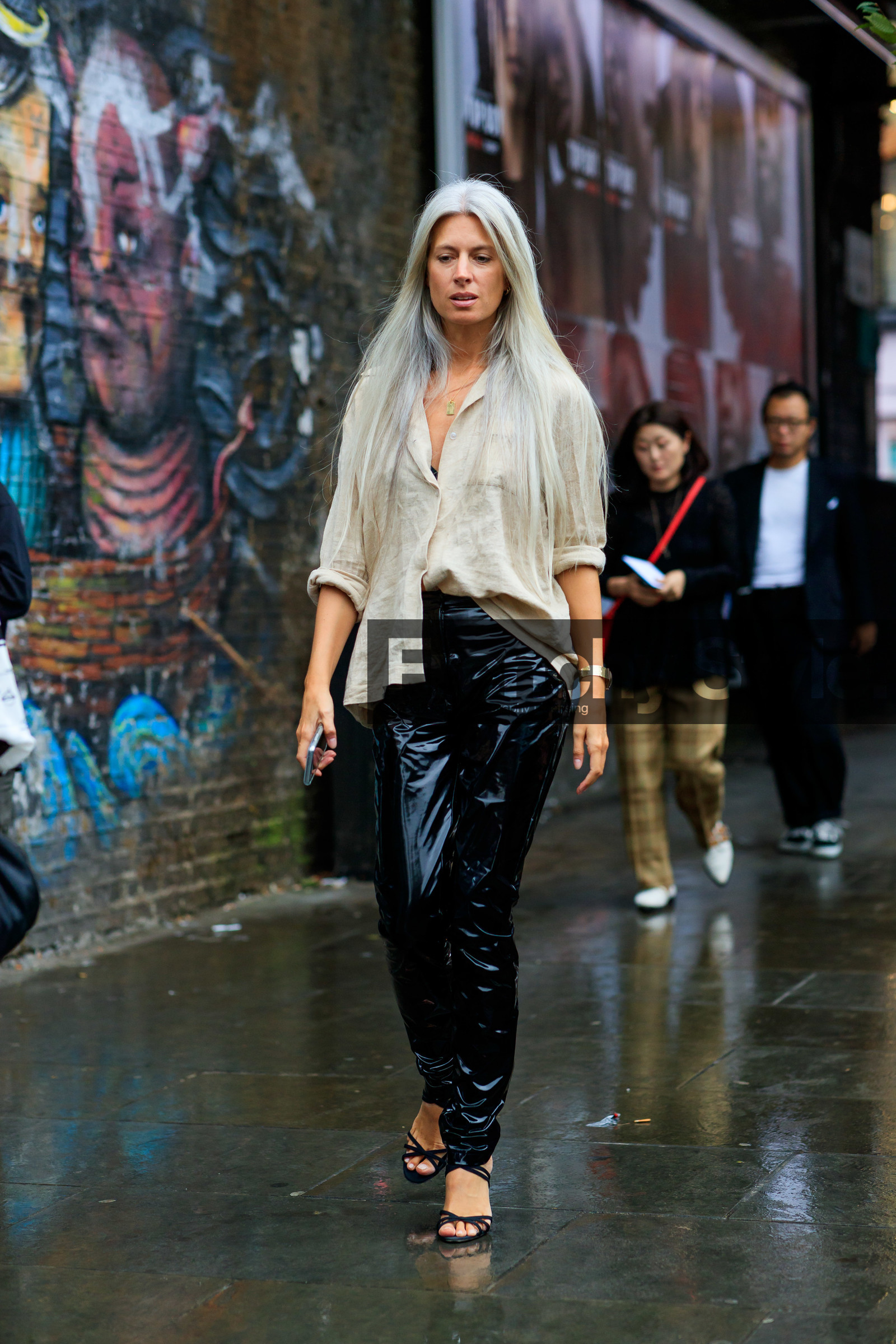 sarah harris, light beige shirt, loose shirt, black sandals, multi straps sandals, open toe shoes, golden watch, fashion week, frenchystyle, FW, jonathan paciullo, street style, vertical, full length