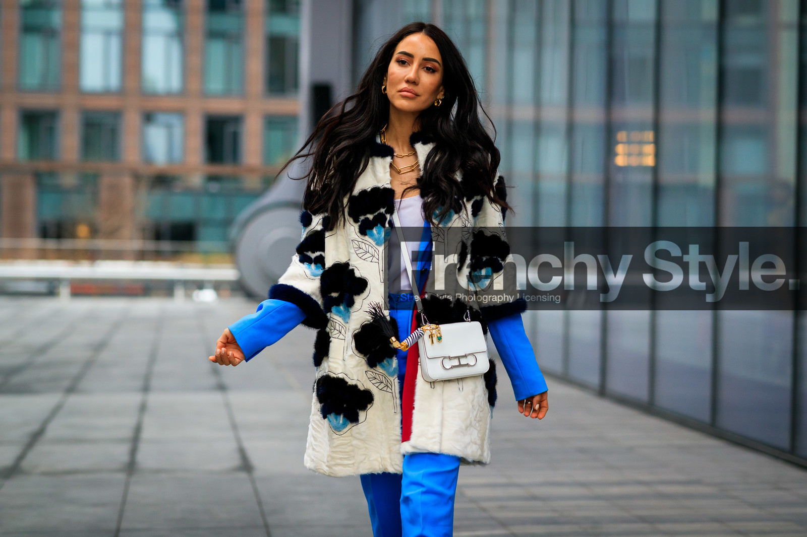 tamara kalinic, carolina herrera bag, white coat, white leather bag, white t-shirt, blue jacket, blue pants, short sleeves coat, embroidered coat, floral embroidered coat, crossbody bag, big chain necklace, golden necklace, fashion week, frenchystyle, FW, jonathan paciullo, street style, NYFW, NEW YORK, AUTUMN WINTER 2020-2021, FALL WINTER 2020-2021, FW 20-21, horizontal, atmosphere details, detail