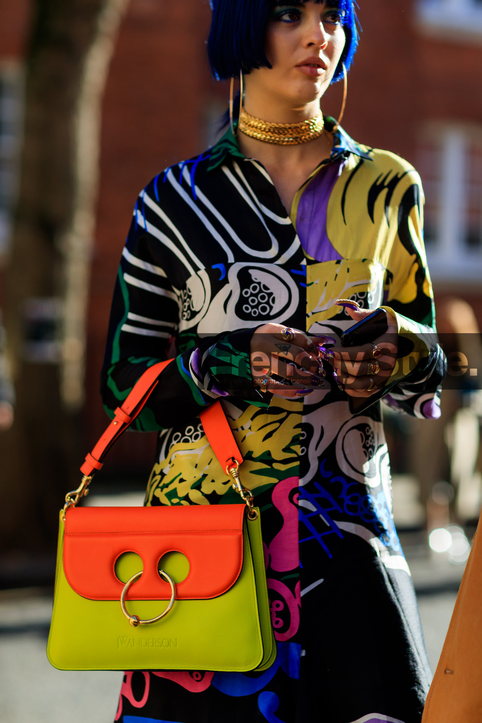 blue hair, choker, drawings, dyed hair, earrings, graphic dress, jw anderson, leather bag, multicolor dress, necklace, printed dress, yellow bag, street style, jonathan paciullo, FW, frenchystyle, fashion week, LFW, LONDON, AUTUMN WINTER 2018-2019, AW 18-19, FALL WINTER 2018-2019, FW 18-19, vertical, atmosphere details, detail, sita abellan