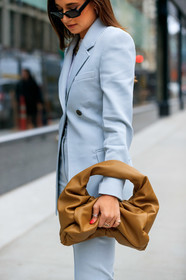 danielle bernstein, light grey jacket, light grey pants, light grey suits, camel leather bag, bottega veneta bag, multi rings, golden rings, silvered ring, diamond ring, fashion week, frenchystyle, FW, jonathan paciullo, street style, FALL WINTER 2020-2021, AUTUMN WINTER 2020-2021, FW 20-21, vertical, atmosphere details, detail, NYFW, NEW YORK