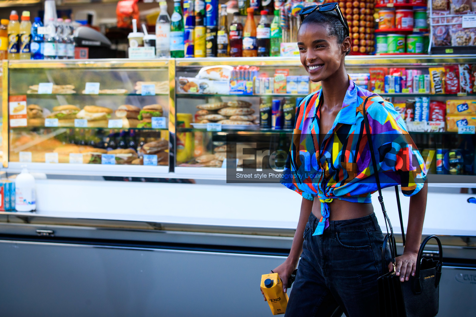 vintage shirt, geometrical printed shirt, multicolor shirt, light blue shirt, purple shirt, orange shirt, square shape glasses, scale sunglasses, short sleeves shirt, knotted shirt, cropped shirt, black jeans, fashion week, frenchystyle, FW, jonathan paciullo, street style, MFW, MILAN, SPRING SUMMER 2021, SS 21, horizontal, atmosphere details, detail, model