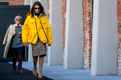 animal print, brown shoes, graphic skirt, high heels, leather shoes, leopard, printed skirt, rain coat, sunglasses, yellow jacket, fashion week, frenchystyle, FW, jonathan paciullo, street style, MFW, MILAN, AUTUMN WINTER 2018-2019, FALL WINTER 2018-2019, FW 18-19, horizontal, atmosphere details, full length, viviana volpicella
