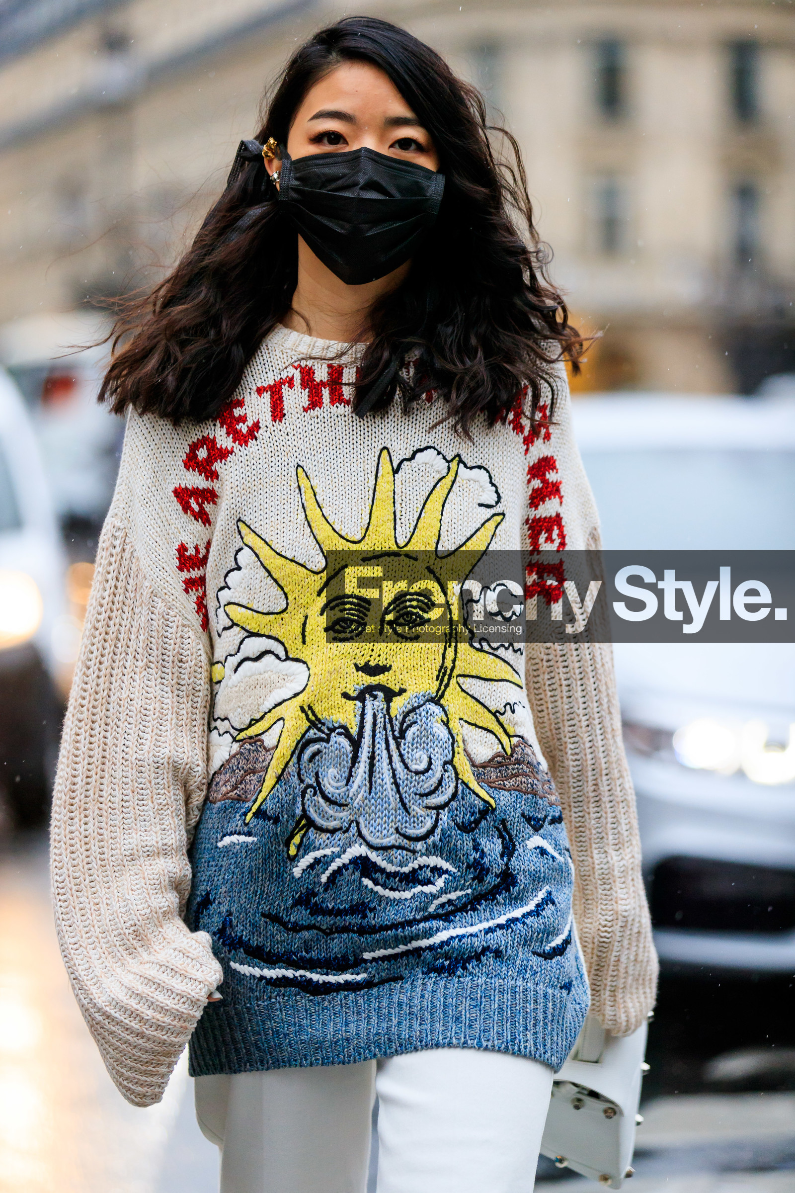 yuyu zhangzou, yuwei zhangzou, black mask, white pullover, jacquard pullover, blue pullover, yellow pullover, red pullover, stella mccartney pullover, fashion week, frenchystyle, FW, jonathan paciullo, street style, PFW, PARIS, vertical, atmosphere details, detail