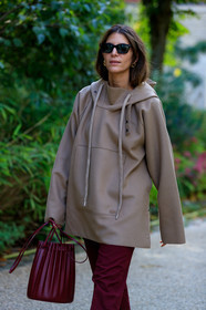 jen wonders, beige hoodie, beige sweatshirt, sportswear, burgundy leather bag, burgundy pants, pleated bag, bucket bag, mansur gavriel bag, lacoste pullover, lacoste sweatshirt, lacoste hoodie, oversize sweatshirt, oversize hoodie, PARIS, PFW, SPRING SUMMER 2020, SS 20, fashion week, frenchystyle, FW, jonathan paciullo, street style, vertical, atmosphere details, detail