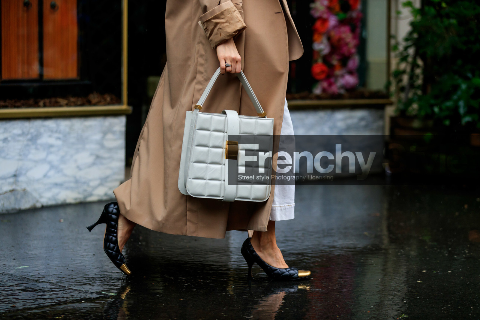 beige trench coat, white jeans, white leather bag, square shape bag, quilted bag, hand bag, quilted shoes, black leather shoes, high heels shoes, golden shoes, bottega veneta bag, bag detail, close up detail, legs detail, fashion week, frenchystyle, FW, jonathan paciullo, street style, PFW, PARIS, horizontal, atmosphere details, detail
