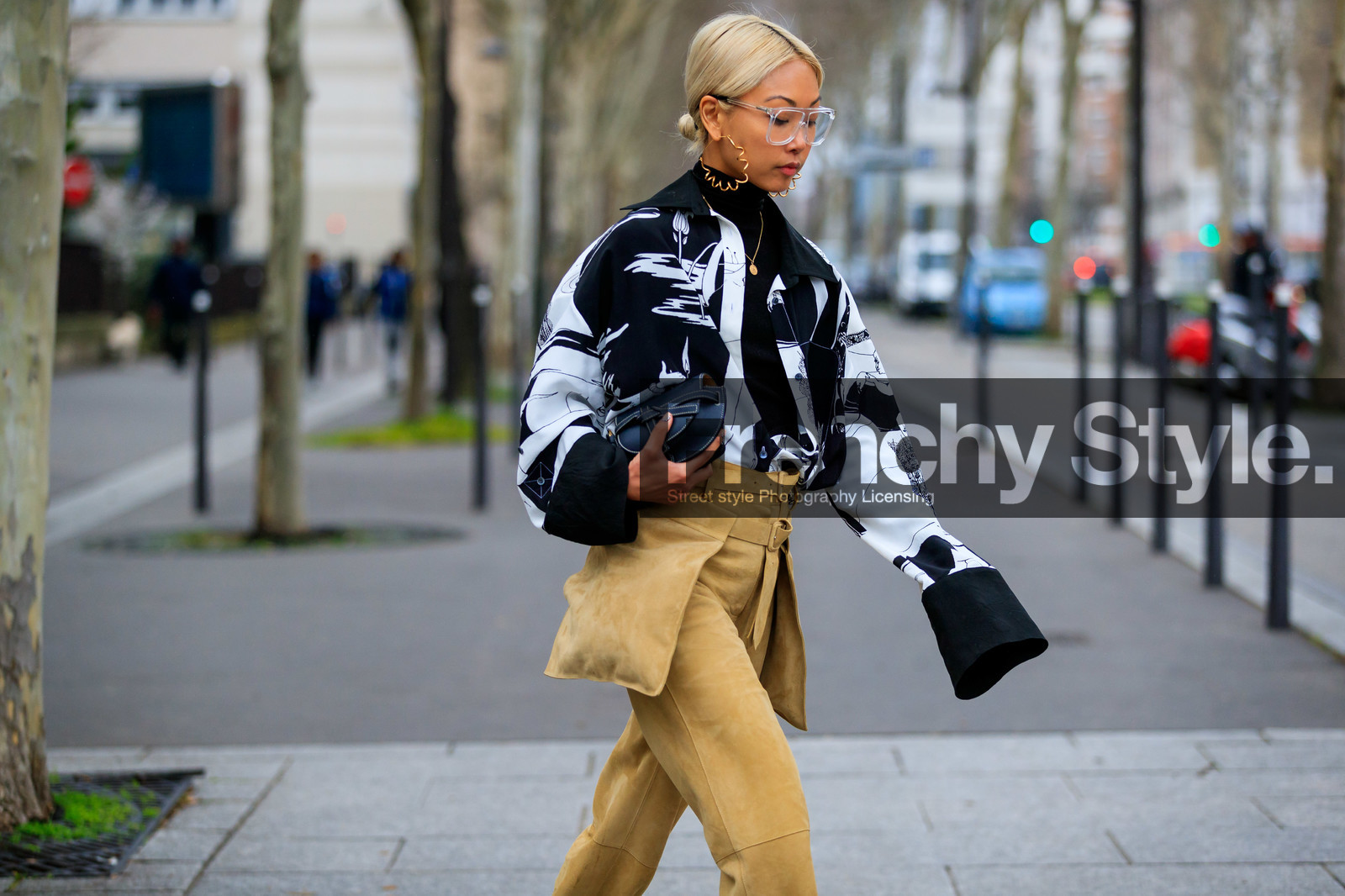 beige pants, black and white, black bag, graphic jacket, graphic shirt, leather bag, necklace, printed jacket, printed shirt, suede pants, trousers, vanessa hong, PARIS, PFW, street style, jonathan paciullo, FW, frenchystyle, fashion week, AUTUMN WINTER 2019-2020, AW 19-20, FALL WINTER 2019-2020, FW 19-20, horizontal, atmosphere details, detail