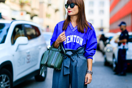 american, atmosphere details, baseball, basketball jersey, detail, fashion week, frenchystyle, FW, grey pants, high waist, horizontal, jonathan paciullo, MFW, MILAN, purple top, SPRING SUMMER 2017, SS 17, street style, sunglasses, trousers, wide pants