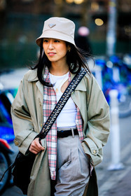 beige prada bucket hat, cut out white top, kaki trench coat, black belt, crossbody studs bag, red and white plaid shirt, close up, fashion week, frenchystyle, FW, jonathan paciullo, street style, NYFW, NEW YORK, AUTUMN WINTER 2022-2023, FALL WINTER 2022_2023, FW 22-23, vertical, atmosphere details