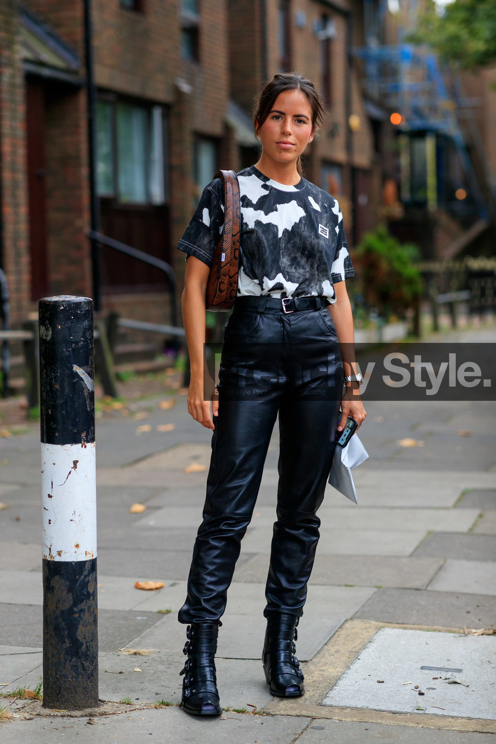 nina, urgell cloquell, burberry t-shirt, black and white t-shirt, animal printed t-shirt, short sleeves t-shirt, coperni bag, brown leather bag, round shape bag, animal skin bag, black leather pants, black leather boots, multi straps boots, multi buckle boots, fashion week, frenchystyle, FW, jonathan paciullo, street style, vertical, full length