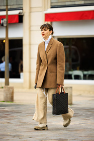celine totebag, monogram totebag, brown blazer, collar shirt, white top, knitted trousers, knitwear, beige trousers, beige combat boots, street style, jonathan paciullo, FW, frenchystyle, fashion week, AUTUMN WINTER 2022-2023, FALL WINTER 2022_2023, FW 22-23, PFW, PARIS, full length, vertical