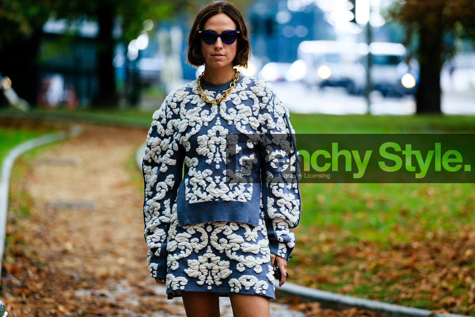knit skirt, knitwear, mini skirt, blue skirt, blue pullover, floral embroidered skirt, floral embroidered pullover, white skirt, white pullover, oversize shoulder, blue sunglasses, bottega veneta sunglasses, velvet skirt, velvet bag, big chain necklace, golden necklace, erika boldrin, street style, jonathan paciullo, FW, frenchystyle, fashion week, MFW, MILAN, SPRING SUMMER 2021, SS 21, horizontal, atmosphere details, detail