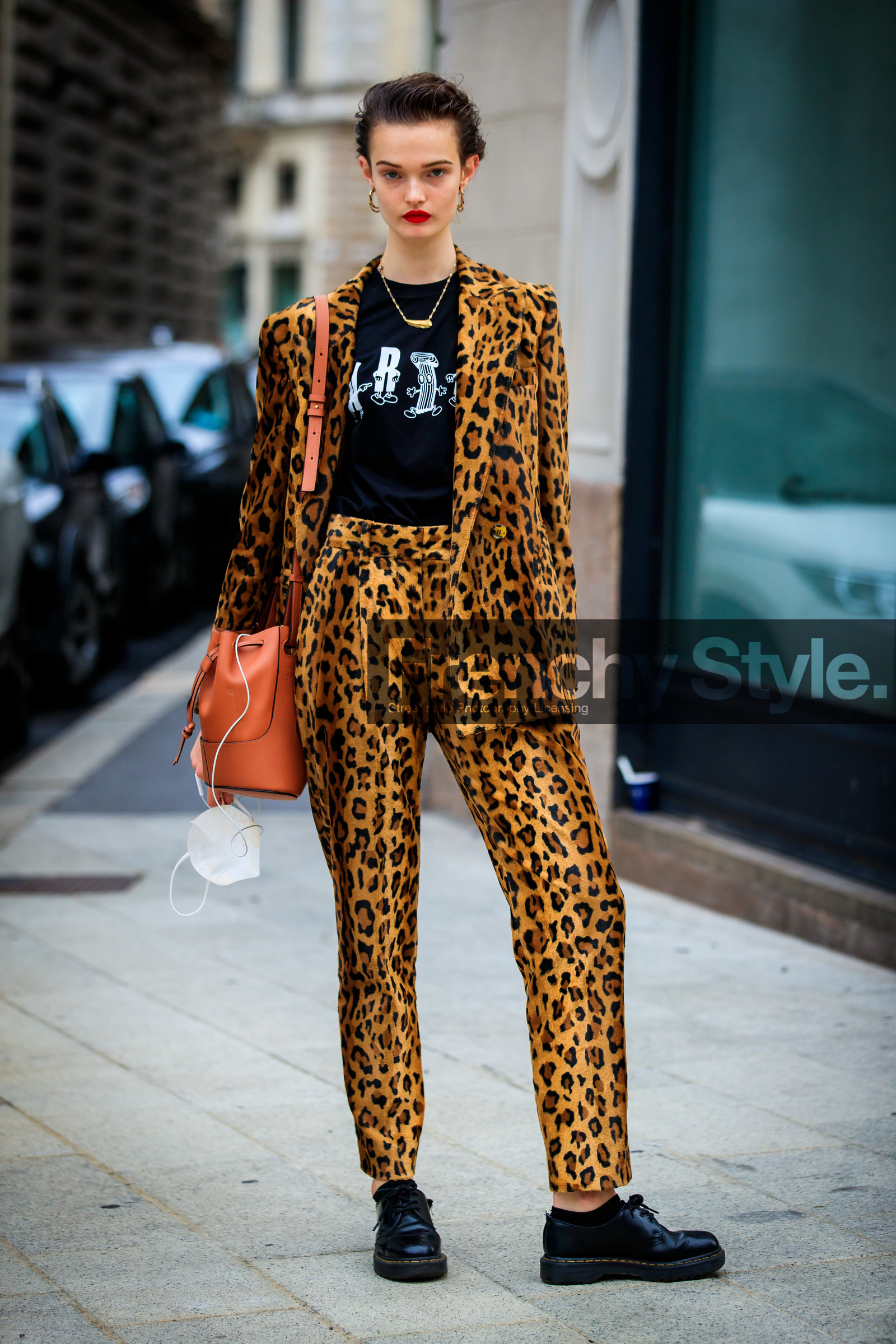 leopard printed jacket, leopard printed look, leopard printed pants, fur jacket, fur pants, fur suits, black t-shirt, leopard printed suits, letter printed t-shirt, camel leather bag, bucket bag, loewe bag, shoulder bag, golden necklace, doc marteens shoes, black leather derbies, laced shoes, lulu tenney, street style, jonathan paciullo, FW, frenchystyle, fashion week, MFW, MILAN, SPRING SUMMER 2021, SS 21, vertical, full length, model