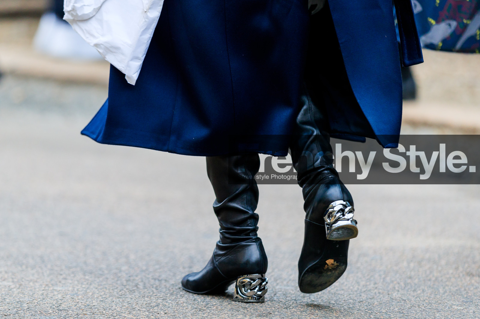 atmosphere details, AUTUMN WINTER 2017-2018, AW 17-18, back detail, black shoes, detail, FALL WINTER 2017-2018, fashion week, frenchystyle, FW, FW 17-18, high boots, high heels, horizontal, jonathan paciullo, leather shoes, MFW, MILAN, navy coat, street style