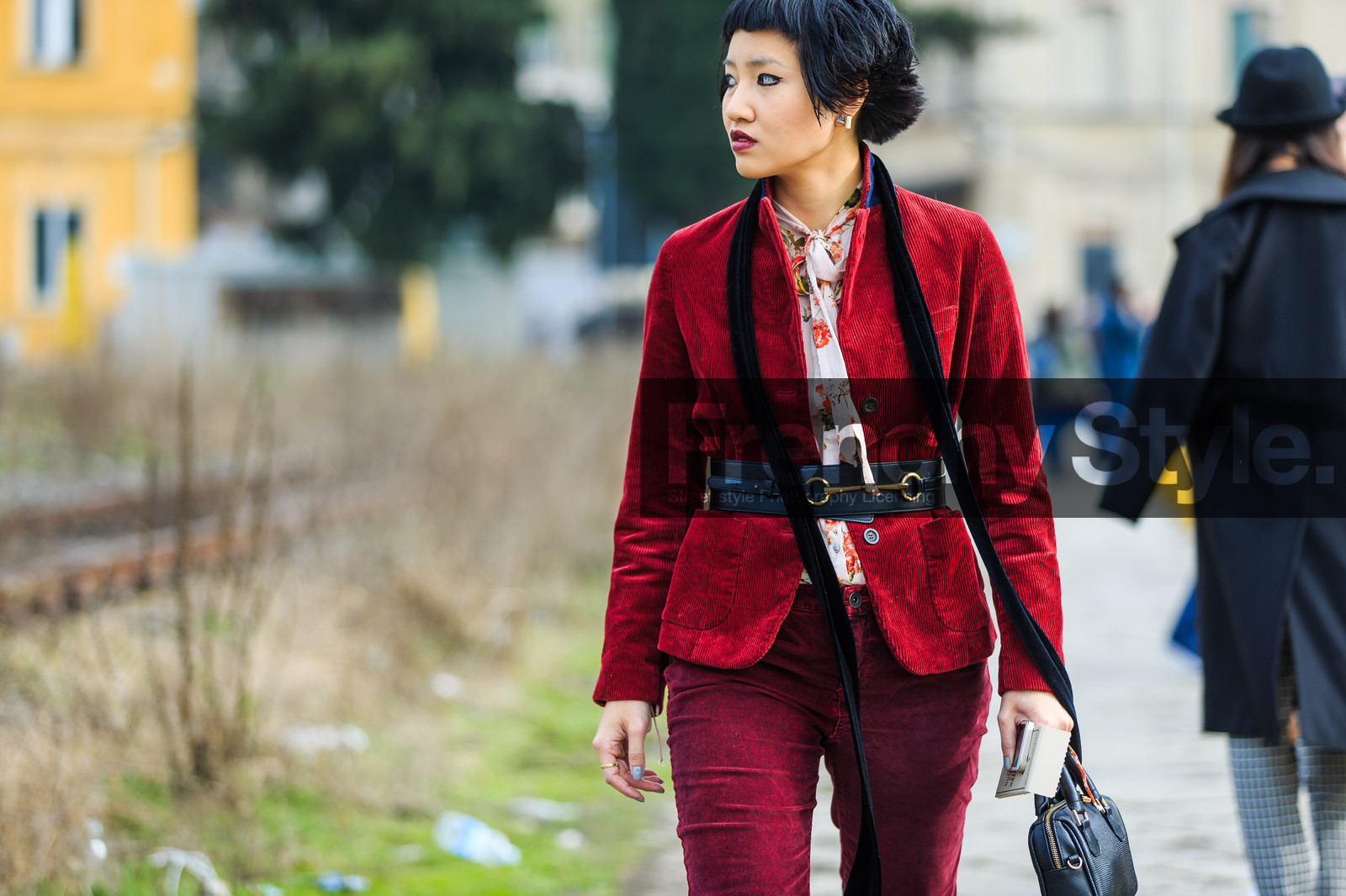 atmosphere details, AUTUMN WINTER 2016-2017, AW 16-17, belted jacket, black, black bag, black belt, black scarf, bordeaux, burgundy, detail, FALL WINTER 2016-2017, fashion week, frenchystyle, FW, FW 16-17, gucci, horizontal, jonathan paciullo, leather bag, leather belt, LFW, LONDON, MENSWEAR, printed shirt, red, red jacket, red lips, red pants, short hair, street style, trousers, velvet